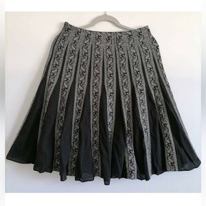 SilkLand size 10 Black and white embroidered paisley  Skirt